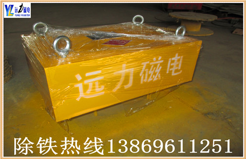 RCYB-8懸掛式永磁除鐵器,1.RCYB-8型懸掛式永磁除鐵器組成 由管道體,驅動(dòng)裝置,磁體運行裝置,三大部分組成.驅動(dòng)裝置安裝在管道壁上,通過(guò)鏈條,鏈輪,帶動(dòng)管道內磁體裝置運轉,永磁體將管道內物料中的鐵磁性物質(zhì),通過(guò)出鐵口排出管道. 2.RCYB-8懸掛式永磁除鐵安裝 串接于傾角50-70度的物料輸送管道中,當物料流經(jīng)除鐵器時(shí),其中的鐵磁性物質(zhì)被吸附在管道壁上,隨永磁體的運動(dòng)逐漸向除鐵口方向運動(dòng),排出管道,實(shí)現鐵與物料的分離.