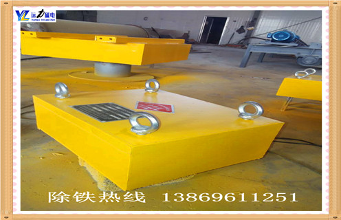 懸掛式永磁除鐵器,1.RCYB-8型懸掛式永磁除鐵器組成 由管道體,驅動(dòng)裝置,磁體運行裝置,三大部分組成.驅動(dòng)裝置安裝在管道壁上,通過(guò)鏈條,鏈輪,帶動(dòng)管道內磁體裝置運轉,永磁體將管道內物料中的鐵磁性物質(zhì),通過(guò)出鐵口排出管道. 2.RCYB-8懸掛式永磁除鐵安裝 串接于傾角50-70度的物料輸送管道中,當物料流經(jīng)除鐵器時(shí),其中的鐵磁性物質(zhì)被吸附在管道壁上,隨永磁體的運動(dòng)逐漸向除鐵口方向運動(dòng),排出管道,實(shí)現鐵與物料的分離.