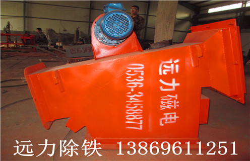管道磁棒除鐵器設備結構設計  　　管道磁棒除鐵器結構設計合理.緊湊.安裝方便,串接于物料輸送管道中即可使用. 除鐵過(guò)程連續.自動(dòng),設備啟動(dòng)后無(wú)需看管. 適用于封閉物料輸送系統,工作中無(wú)粉塵逸出,無(wú)環(huán)境污染.管道壁采用特殊耐磨材料,使用壽命成倍增長(cháng).  　　二.管道磁棒除鐵器低能耗無(wú)污染  　　管道磁棒除鐵器多用于粉體或者液體物料的提純工作,其 密封的設計可以保證減少對環(huán)境的污染,隨著(zhù)技術(shù)改進(jìn)它的能耗也降低了許多,是優(yōu)質(zhì)節能環(huán)保設備中的代表,磁系全格柵式排列,使得強磁區域得以充分利用,多層設計,層層過(guò)濾,除鐵更徹底,效果更顯著(zhù).管道式除鐵器的特別設計適用于在各種液體和糊狀產(chǎn)品中移除微小的鐵磁性金屬顆粒.強大的磁性甚至可以從產(chǎn)品流中剔除低磁性的不銹鋼顆粒,可確?？焖俣行У碾s質(zhì)分離.管道式除鐵器主要用于清除液體及漿料中的鐵磁性雜質(zhì),應用廣泛,在眾多微細粒行業(yè)的除鐵中能可以用到它.