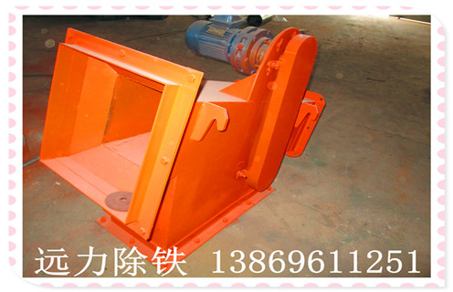  永磁流槽式除鐵器是就要應用于水泥廠(chǎng)的除鐵器，遠力磁電生產(chǎn)的水泥廠(chǎng)用的此種除鐵器相比較我們其他類(lèi)型的除鐵器都有哪些優(yōu)勢，特點(diǎn)，及工作原理呢重點(diǎn)來(lái)介紹一下：