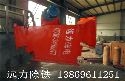 1.永磁流槽式除鐵器結構特點(diǎn)：   　　RCY-ZX系列永磁流槽式除鐵器由管道體、驅動(dòng)裝置、磁體運行裝置三大部分組成，驅動(dòng)裝置安裝在管道壁上，通過(guò)鏈輪、鏈條帶動(dòng)管道體內磁分離腔的磁體運行裝置運轉，永磁體將管道內物料中混雜的鐵磁性物質(zhì)通過(guò)出鐵口排出管道外。  　　2.永磁流槽式除鐵器工作原理：   　　除鐵器串接于傾角45-75度的物料輸送管道中，當物料流經(jīng)該除鐵器時(shí)，其中的鐵磁性物質(zhì)被吸附到管道除鐵器的不銹鋼管壁上，隨永磁體的移動(dòng)而逐漸向出鐵口方向滑動(dòng)，實(shí)現與物料分離。在出鐵口處，因永磁體沿循環(huán)運動(dòng)方向移開(kāi)，鐵磁性物質(zhì)失去磁力吸引，在重力的作用下從出鐵口排出，實(shí)現物料的自動(dòng)除鐵。  　　3.永磁流槽式除鐵器特點(diǎn)：   　　★本設備采用高剩磁的釹鐵硼作為磁源，除鐵效率高，使用壽命長(cháng)。  　　★動(dòng)力源采用小功率擺線(xiàn)針輪減速電機，傳動(dòng)采用精密滾子鏈條，具有體積小、重量輕、運轉可靠平穩、故障小等優(yōu)點(diǎn)，用戶(hù)使用方便，維修容易。  　　★本設備結構設計合理、緊湊、安裝方便，串接于物料輸送管道中即可使用。  　　★除鐵過(guò)程連續、自動(dòng)，設備啟動(dòng)后無(wú)需看管。  　　★適用于封閉物料輸送系統，工作中無(wú)粉塵逸出，無(wú)環(huán)境污染。  　　★管道壁采用特殊耐磨材料，使用壽命成倍增長(cháng)。