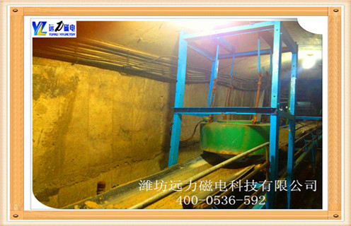 電磁除鐵器是一種產(chǎn)生強大磁場(chǎng)吸引力的設備，它能將混雜在非磁性物料中的鐵磁性雜質(zhì)清除，以保證輸送系統中的破碎機、研磨機等機械設備安全正常工作，同時(shí)可有效地防止因大、長(cháng)鐵件劃裂輸送機皮帶的事故發(fā)生。電磁除鐵器主要功用便是出去產(chǎn)料中間存在的導磁雜質(zhì)提純產(chǎn)料。而在陶瓷行業(yè)精美是一個(gè)非常需要關(guān)注的點(diǎn)，而精美的工藝便是對陶瓷材質(zhì)的要求，因此在陶瓷行業(yè)電磁除鐵器的引用是一個(gè)必不可少的工具