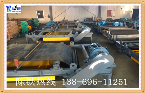 　　一、皮帶輸送機用除鐵器強弱影響因素 　　1、皮帶輸送機用除鐵器采用高性能釹鐵硼做磁源，磁性強，不易退磁。  　　2、兩邊滾筒為腰鼓形結構，具備自動(dòng)糾偏功能，密封性極好，所以能很好的適應各種惡劣環(huán)境。  　　3、皮帶輸送機用除鐵器控制部分可以皮帶機連鎖，可實(shí)現就地手動(dòng)控制和集中控制兩種方式。  　　4、皮帶輸送機用除鐵器無(wú)勵磁線(xiàn)圈，省電節能。  　　5、皮帶輸送機用除鐵器不需要整流控制裝置，可靠性高。  　　6、不存在溫升問(wèn)題，磁場(chǎng)強度也就不存在“冷態(tài)”“熱態(tài)”之分，磁場(chǎng)恒定。  　　7、皮帶輸送機用除鐵器斷電時(shí)，吸在除鐵器上的鐵件不會(huì )掉回到輸送物料上。  　　8、皮帶輸送機用除鐵器不存在絕緣和耐壓?jiǎn)?wèn)題。配上防爆電機驅動(dòng)的棄鐵輸送帶即可成為防爆除鐵器