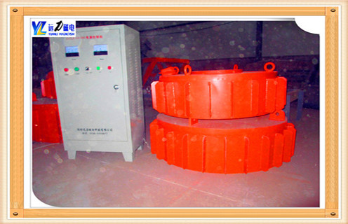 1.漿料電磁除鐵器工作原理：  　　當除鐵器按操作程序啟動(dòng)投入運行時(shí),物料中的鐵件在強大磁場(chǎng)作用下,被迅速吸出,這時(shí),減速機的動(dòng)力通過(guò)鏈輪、鏈條、主動(dòng)滾筒傳至有刮板的自卸膠帶將吸出的鐵件強行甩出運輸帶外,從而達到清除鐵件的目的。  　　2.漿料電磁除鐵器如何處理漿料  　　根據磁動(dòng)力學(xué)原理我們知道，磁鐵對于磁性物質(zhì)的吸引力不僅與磁場(chǎng)強度有關(guān)，還與磁場(chǎng)梯度有直接關(guān)系，磁場(chǎng)力F=H*(aH/aL)。T1,T2,T3 系列超強除鐵器，具有磁場(chǎng)強、梯度高、磁程深、吸力大的特點(diǎn)。T1，T2，T3 在額定吊高處磁場(chǎng)強度分別為國標產(chǎn)品的1.6，2.4和4.4 倍，分別為900GS,1200GS 和1500GS 。吸力分別是國標產(chǎn)品的2.3 倍4.4 倍和7.6 倍，對于超大超重鐵件或細小鐵件均有良好的清除效果，特別適合除鐵要求高的生產(chǎn)作業(yè)場(chǎng)所。