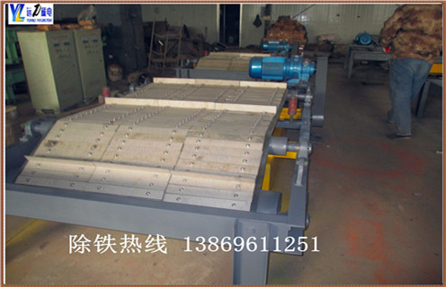 　　眾所周知,鎧甲鎧裝永磁自卸式除鐵器技術(shù)的發(fā)展是一個(gè)新的過(guò)程,該設備是一種主要運用于去除鐵雜性物質(zhì)的機械,因其復雜性要求在技術(shù)上需要不斷的突破. 鎧甲鎧裝永磁自卸式除鐵器具有磁場(chǎng)強度高,磁場(chǎng)梯度大,吸鐵能力強.重量輕.能耗低.運行節能環(huán)保等普通電磁除鐵器無(wú)法比擬的優(yōu)點(diǎn).可以使用除鐵器技術(shù)來(lái)產(chǎn)生去除煤炭等原料中的鐵磁性雜質(zhì)所需的強大磁場(chǎng),優(yōu)點(diǎn)是在超導狀態(tài)下線(xiàn)圈導體無(wú)電阻,針對除鐵器技術(shù)的快速發(fā)展,這標志著(zhù)除鐵器技術(shù)發(fā)展有了更高的水平.  因為我們鎧甲鎧裝自卸式除鐵器是采用不鋼耐磨片制作而成，所以皮帶的使用起來(lái)會(huì )更加的耐磨耐用.