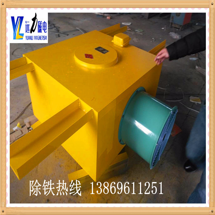 　　RCDC風(fēng)冷懸掛式電磁除鐵器自動(dòng)卸鐵，水泥廠(chǎng)木材磚廠(chǎng)專(zhuān)用除鐵的設計特點(diǎn)如下： 　　◆ 磁路采用計算機模擬設計，透磁深度大.磁力強.  　　◆ 內部采用電工專(zhuān)用樹(shù)脂澆注，自冷式全密封結構.防塵.防雨.耐腐蝕.  　　◆ 自動(dòng)卸鐵.維護簡(jiǎn)便.滾筒腰鼓形結構，具備皮帶自動(dòng)糾偏功能，特制全密封軸承座，可實(shí)現長(cháng)期無(wú)故障運行.  　　◆ 產(chǎn)品配套性好，整流設備功能齊全，具有手動(dòng)和集控功能，能滿(mǎn)足多種場(chǎng)合的使用要求.  　　◆ 可有效吸除混雜在非磁性物料中0.1-35公斤的鐵磁性物質(zhì).