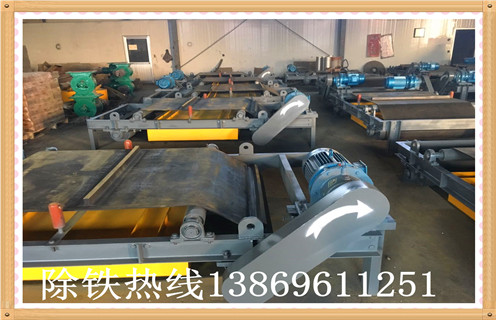 廠(chǎng)家直銷(xiāo)輸送帶強磁鐵懸掛式永磁除鐵器吸鐵器磁板皮帶機，自卸式電磁除鐵器的磁系結構,自卸電磁除鐵器由機體,卸載機構,電源控制箱組成.用于水泥,火電,陶瓷,化工,煙草,煤炭,玻璃,礦山等行業(yè)除鋼鐵廠(chǎng)設備,水泥廠(chǎng)渣渣和保護輥壓機,立磨,破碎機等重要設備. 　　一.自卸電磁除鐵器具有以下特點(diǎn)：  　　1.除鐵器的磁路合理,磁場(chǎng)高,磁導率大.因此,適用于除鐵.采用全密封結構,通過(guò)真空干燥等工藝制造工藝,可有效防止灰塵和有害氣體對線(xiàn)圈的侵蝕,環(huán)境和氣候適應性強,使用壽命長(cháng).