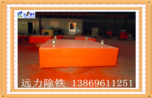 除鐵器永磁強磁拾鐵器手動(dòng)除鐵器吸鐵石自動(dòng)落鐵磁鐵 手推，除鐵器工作中除鐵的過(guò)程除鐵器運行時(shí)，將經(jīng)過(guò)物料中的鐵磁性物質(zhì)吸到除鐵器的不銹鋼管壁上，隨著(zhù)永磁體滑動(dòng)，到達出鐵口處，永磁體的方向改變，鐵磁性物質(zhì)失去磁力吸引，從出鐵口排除，從而實(shí)現自動(dòng)除鐵。 　　1、檢查各部位正常后，合上電源總閘，按下電控箱電機啟動(dòng)按鈕，接通電動(dòng)機電源。  　　2、在確定除鐵器的主電動(dòng)機電源接通后，先觀(guān)察變頻器上的轉速調節旋鈕，其旋鈕必須在零轉速的位置上，在確定變頻器轉速調節旋鈕回到零位置后，先按下其綠色按鈕再用手輕輕試轉動(dòng)變頻器轉速調節旋鈕，轉動(dòng)正常即可。  　　3、慢慢均勻轉動(dòng)轉速調節旋鈕，將主電機調到所需轉速。  　　4、觀(guān)察電動(dòng)機及毛刷輥、磁輥均正常運轉后，將進(jìn)料斗下方的進(jìn)料開(kāi)關(guān)緩緩打開(kāi)，此時(shí)物料開(kāi)始送入除鐵器工作。