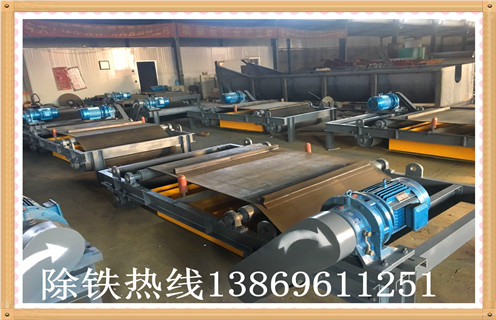生產(chǎn)RCYD（C）-12永磁自卸式除鐵器帶式除鐵器強磁石料建材吸，濕式永磁自卸式除鐵器 ，濕式永磁自卸式除鐵器按照槽體的不同可分為順流式、逆流式、半逆流式三種。公司提供實(shí)驗室，實(shí)驗樣機可根據用戶(hù)的物料來(lái)自由定做設備，公司濕式永磁自卸式除鐵器經(jīng)常銷(xiāo)往設計院，具有 　　1.干式永磁自卸式除鐵器主要應用  　　干式永磁自卸式除鐵器 廣泛應用于，沙山，鐵礦，河沙中的鐵粉提取，是目前河沙提取鐵粉的最為理想的設備。 干式永磁自卸式除鐵器概述： 干式永磁自卸式除鐵器是我公司專(zhuān)為磁性礦而研制設計的一種新型干選磁選